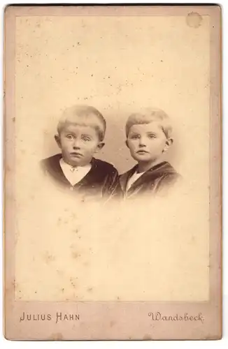 Fotografie Julius Hahn, Wandsbeck, Schloss-Strasse 44, Portrait zwei kleine Jungen in modischer Kleidung