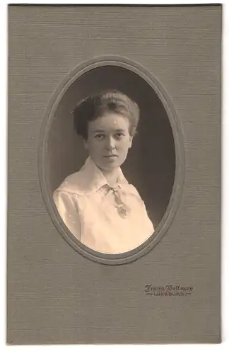 Fotografie Franz Vollmer, Lüneburg, Brustportrait junge Dame in modischer Kleidung