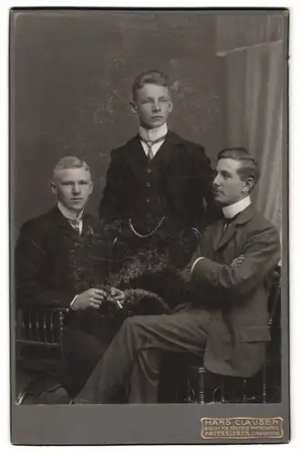 Fotografie Hans Clausen, Hadersleben, Jungfernstieg, Portrait drei junge Herren im Anzug mit Krawatte