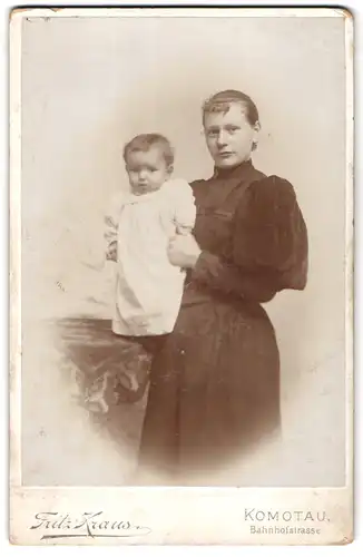 Fotografie Fritz Kraus, Komotau, Bahnhofstrasse, Portrait bürgerliche Dame mit Kleinkind im Arm