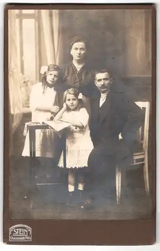 Fotografie Stein, Berlin, Chausseestr. 70 /71, Familie in eleganter Kleidung