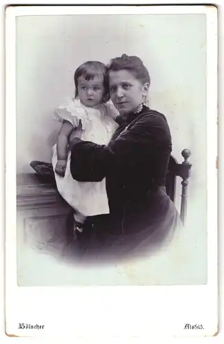 Fotografie Otto Kölscher, Alsfeld, Lutherstrasse, Mutter mit Tochter in Sonntagskleidung