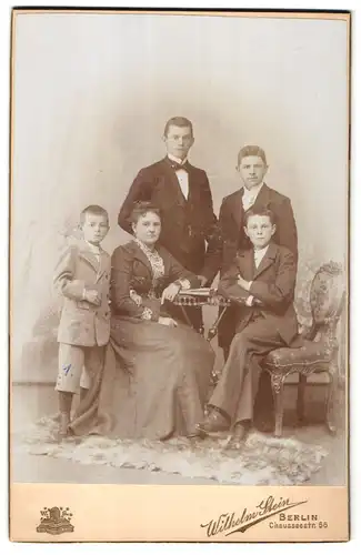 Fotografie Wilhelm Stein, Berlin, Chausseestr. 66, Familie in eleganter Sonntagskleidung