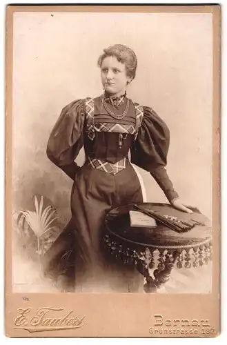 Fotografie E. Taubert, Bernau, Grünstrasse 197, Dame im dunklen Kleid mit Perlenkette und Fächer