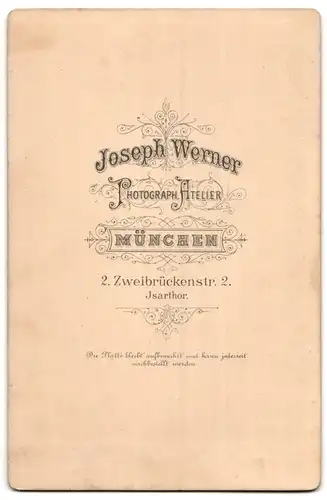 Fotografie Joseph Werner, München, Zweibrückenstr. 2., Paar bei der Eheschliessung in eleganter Kleidung mit Blumen