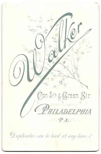 Fotografie Walker, Philadelphia, PA, 5th & Green Str., Baby im weissen Nachthemd auf einem Stuhl