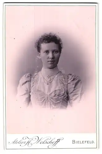 Fotografie H. Welschoff, Bielefeld, Göbenstr. 26, Hübsche Dame im weissen Kleid mit Blumenkette