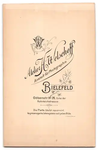 Fotografie H. Welschoff, Bielefeld, Göbenstr. 26, Hübsche Dame im weissen Kleid mit Blumenkette