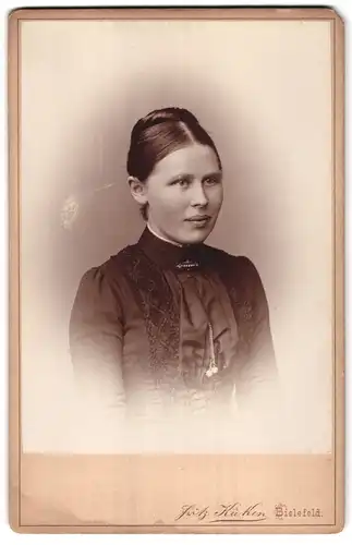 Fotografie Fritz Küken, Bielefeld, Portrait junge Dame mit Hochsteckfrisur und Kragenbrosche