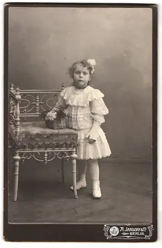 Fotografie A. Jandorf & Co., Berlin, Portrait kleines Mädchen im weissen Kleid mit Blumenkorb