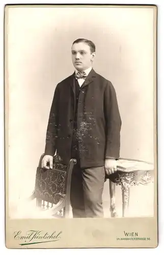 Fotografie Emil Kintschel, Wien, Mariahilferstrasse 56, Portrait junger Mann in modischer Kleidung