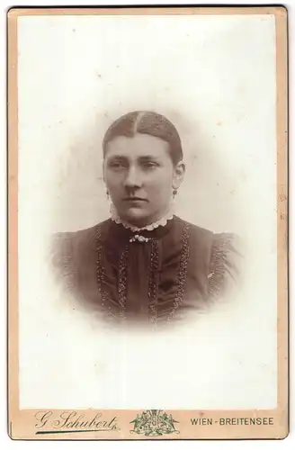 Fotografie Gustav Schubert, Wien-Breitensee, Kendlerstrasse 29, Portrait junge Dame mit zurückgebundenem Haar