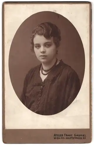 Fotografie Franz Gabriel, Wien, Hauptstrasse 63, Brustportrait junge Dame mit Halskette