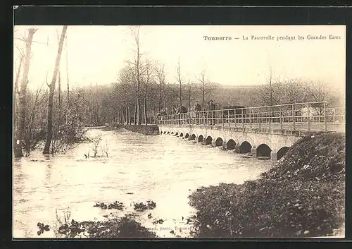 AK Tonnerrre, L`Inondation, La Passerelle pendant les Grandes Eaux, Hochwasser an der Brücke