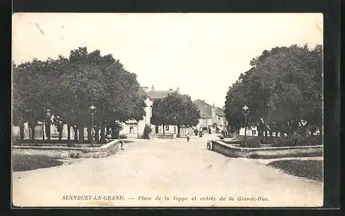 AK Sennecey-le-Grand, Place de la Teppe et entrée de la Grande-Rue