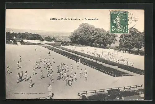 AK Autun, École de Cavalerie, en récréation