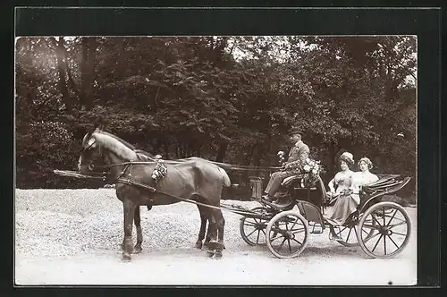 AK Pferdekutsche mit Damen bei der Hochzeit