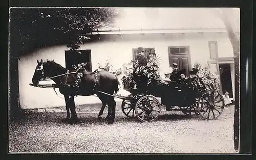 AK Pferdekutsche mit Blumen bei der Hochzeit