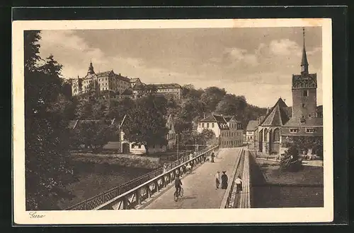 AK Gera, Bücke mit Spaziergängern und Schloss Osterstein