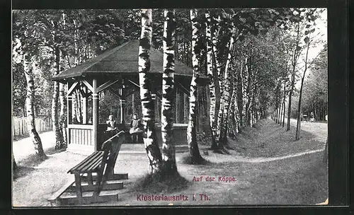 AK Klosterlausnitz i. Th., Mädchen ruhen sich im Pavilion am Wanderweg aus