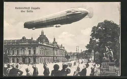 AK Berlin, Reichsluftschiff Zeppelin mit kgl. Schloss