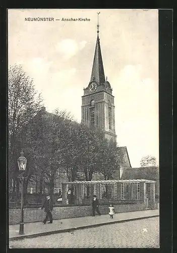 AK Neumünster, Blick auf die Anschar-Kirche mit hüpfenden Kind