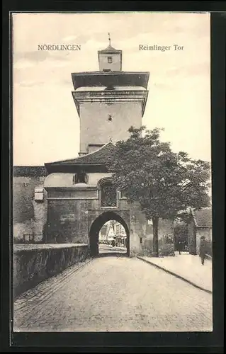 AK Nördlingen, das Reimlinger Tor im Sonnenschein