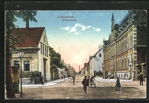 AK Luckenwalde, Wilhelmstrasse mit Radfahrern und Passanten