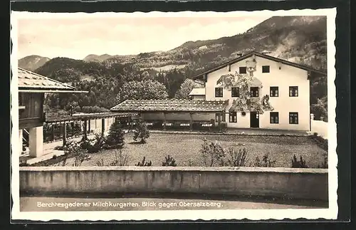 Foto-AK Berchtesgaden, Blick in das Gasthaus Berchtesgadener Milchkurgarten mit Obersalzberg