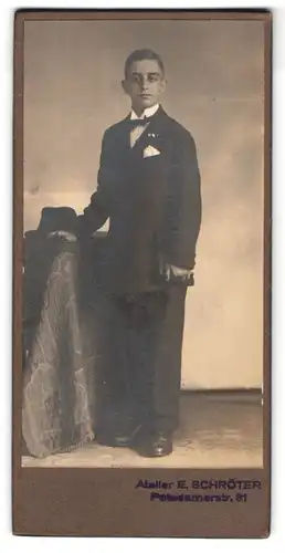 Fotografie E. Schröter, Berlin, Potsdamerstr. 31, Junger Mann im Anzug mit Einstecktuch