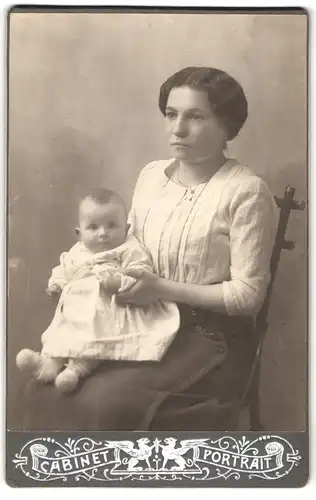 Fotografie Cabinet Portrait, Ort unbekannt, Portrait bürgerliche Dame mit Baby auf dem Schoss