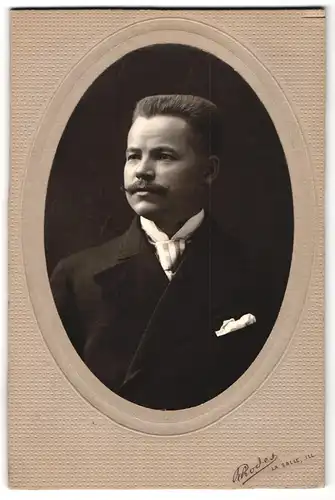 Fotografie Rhodes, La Salle, Ill., Brustportrait bürgerlicher Herr mit Krawatte und Schnurrbart