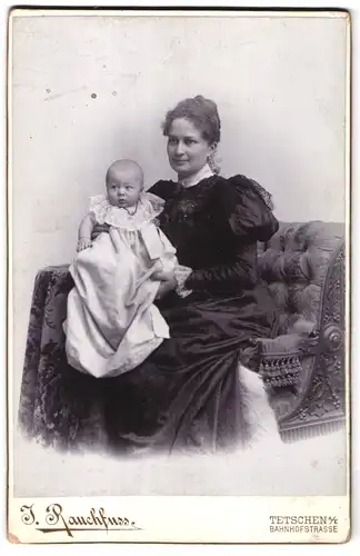 Fotografie J. Rauchfuss, Tetschen a / E., Bahnhofstrasse, Portrait bürgerliche Dame mit Baby auf dem Arm