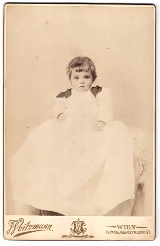 Fotografie J. Weitzmann, Wien, Himbergerstrasse 51, Portrait kleines Mädchen im langen weissen Kleid