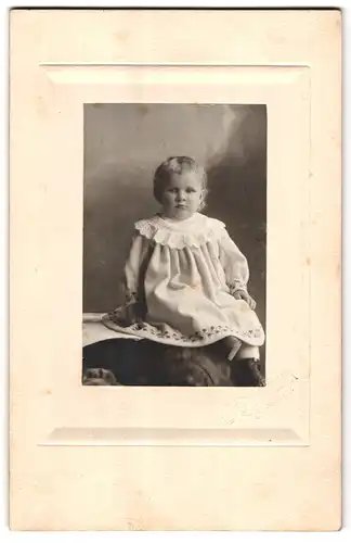 Fotografie H. Holzhauser, Augsburg, Portrait niedliches Kleinkind im hübschen Kleid