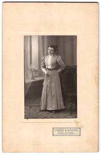 Fotografie Endres & Witschel, Augsburg, Morellstrasse 4, Portrait junge Dame in modischer Kleidung mit blühendem Zweig