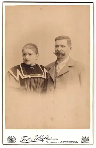 Fotografie Fritz Hoefle, Augsburg, Zeuggasse B. 226, Portrait bürgerliches Paar in modischer Kleidung
