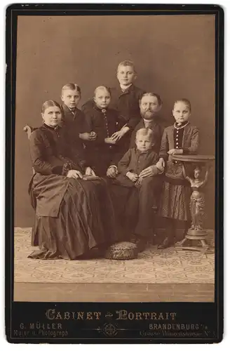 Fotografie G. Müller, Brandenburg a / H., Grosse Münzenstrasse 3, Cabinet-Portrait bürgerliches Paar mit fünf Kindern