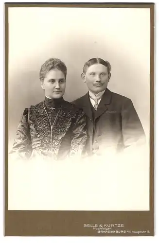 Fotografie Selle & Kuntze Nachfolger, Brandenburg a / H., Hauptstrasse 16, Portrait junges Paar in hübscher Kleidung