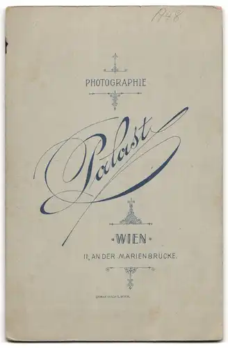 Fotografie Palast, Wien, An der Marienbrücke, Portrait junge Dame in zeitgenössischer Kleidung