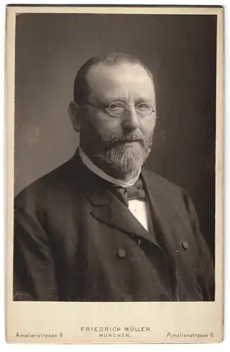 Fotografie Friedrich Müller, München, Amalienstrasse 9, Portrait stattlicher Herr mit Brille und Vollbart