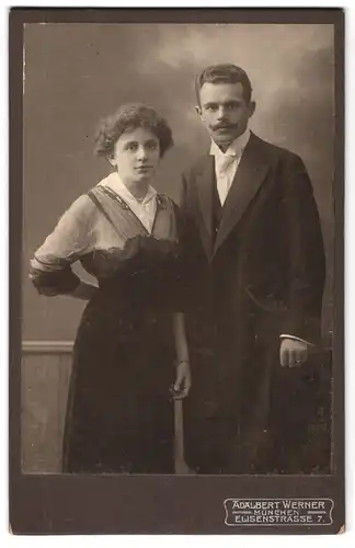 Fotografie Adalbert Werner, München, Elisenstrasse 7, Portrait junges Paar in modischer Kleidung