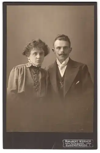 Fotografie Adalbert Werner, München, Elisenstrasse 7, Portrait junges Paar in hübscher Kleidung