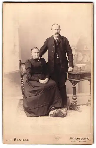 Fotografie Jos. Bentele, Ravensburg, An der Promenade, Portrait bürgerliches Paar in zeitgenössischer Kleidung