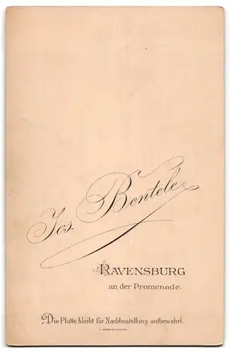 Fotografie Jos. Bentele, Ravensburg, An der Promenade, Portrait bürgerliches Paar in zeitgenössischer Kleidung