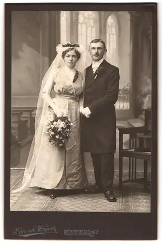 Fotografie Heinrich Wagner, Ehrenfriedersdorf, Chemnitzerstrasse, Portrait bürgerliches Paar in Hochzeitskleidung