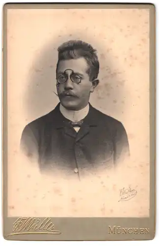 Fotografie Friedrich Müller, München, Amalienstrasse 9, Portrait bürgerlicher Herr mit Zwicker und Schnauzbart