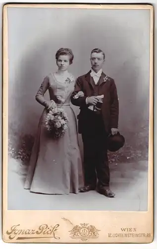 Fotografie Ignaz Pick, Wien, Lichtensteinstrasse 89, Portrait junges Paar in hübscher Kleidung mit Blumenstrauss