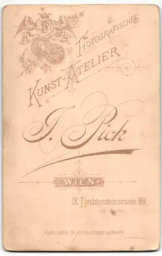 Fotografie Ignaz Pick, Wien, Lichtensteinstrasse 89, Portrait junges Paar in hübscher Kleidung mit Blumenstrauss