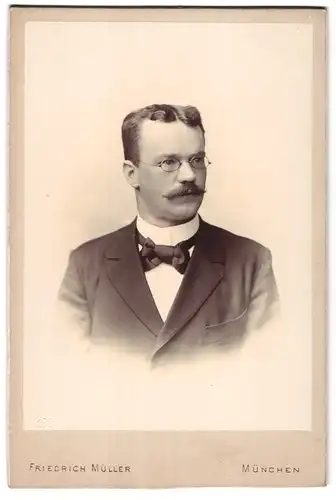 Fotografie Friedrich Müller, München, Amalienstrasse 9, Portrait bürgerlicher Herr mit Brille und Schnurrbart